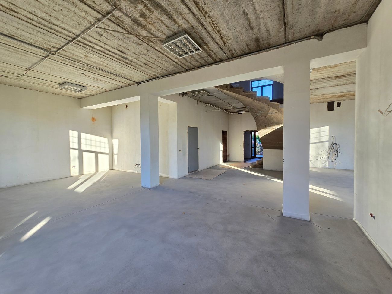 Просторное помещение первого этажа